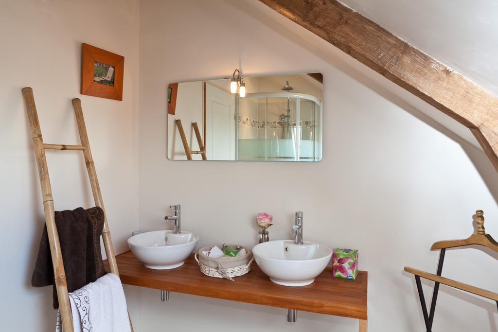 Domaine De La Basse Orme Bed & Breakfast Les Iffs Стая снимка